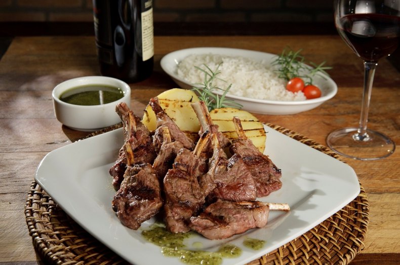 Costelinha de cordeio com batatas gratinadas e molho de ervas finas